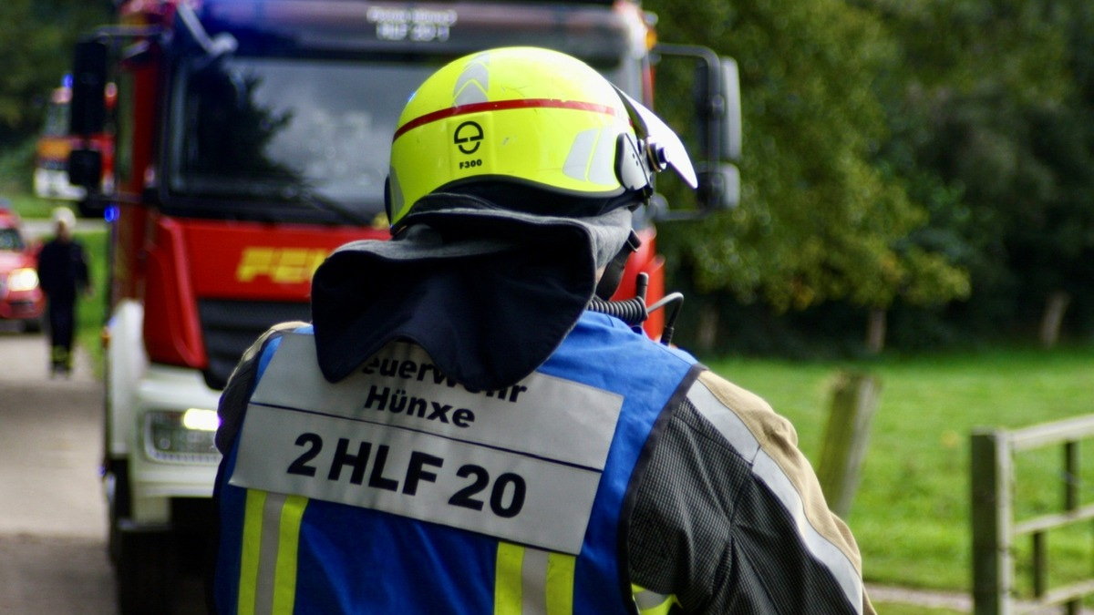 FW Hünxe: Feuerwehr löscht Lagerfeuer im Wald - Foto: presseportal.de