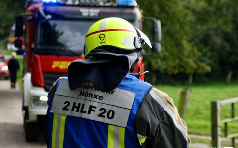 FW Hünxe: Feuerwehr löscht Lagerfeuer im Wald - Foto: presseportal.de