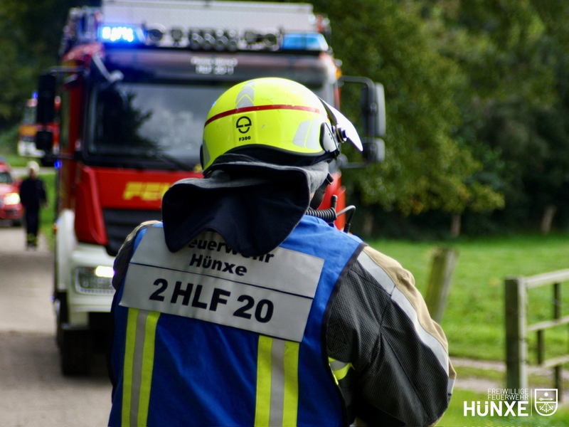 FW Hünxe: Feuerwehr löscht Lagerfeuer im Wald - Foto: presseportal.de