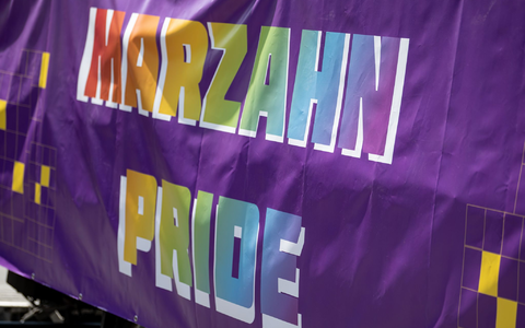 Hunderte Menschen zogen am Samstagnachmittag für Vielfalt und Toleranz durch Berlin-Marzahn.  - Foto: Fabian Sommer/dpa