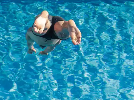 Abkühlung versprachen die vielen Schwimmbäder in Deutschland. - Foto: Thomas Warnack/dpa