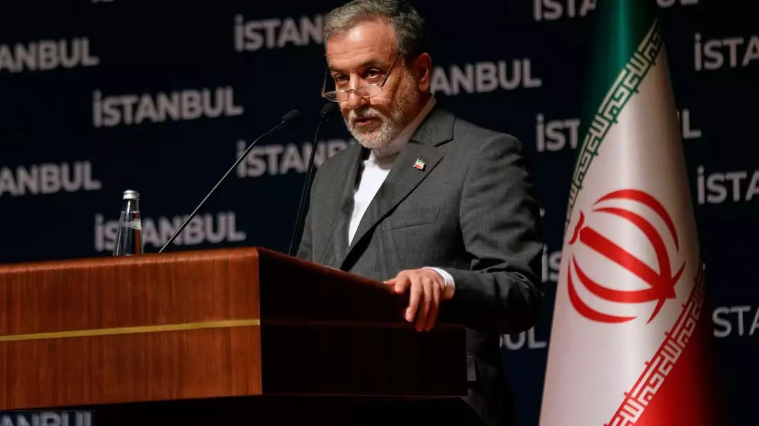 Irans Außenminister Abbas Araghtschi erklärt umgehend, es werde Konsequenzen geben. - Bild: Khalil Hamra/AP/dpa
