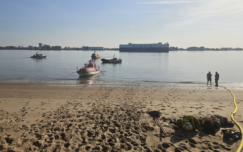 FW-PI: Vegetationsbrand auf der Elbinsel Pagensand - Aufwendiger Einsatz über Wasserwege - Foto: presseportal.de
