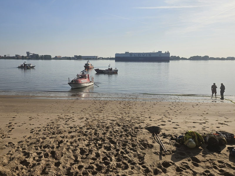 FW-PI: Vegetationsbrand auf der Elbinsel Pagensand - Aufwendiger Einsatz über Wasserwege - Foto: presseportal.de