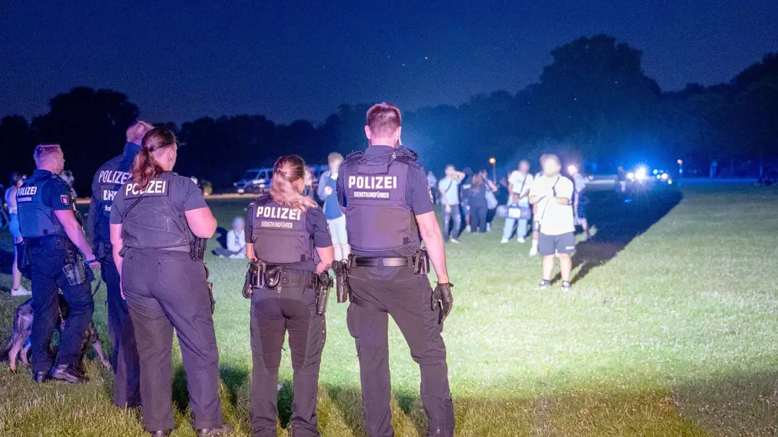 Einsatzkräfte der Polizei und Jugendliche stehen sich im Hamburger Stadtpark gegenüber.  - Bild: Rene Schröder/NEWS5/dpa