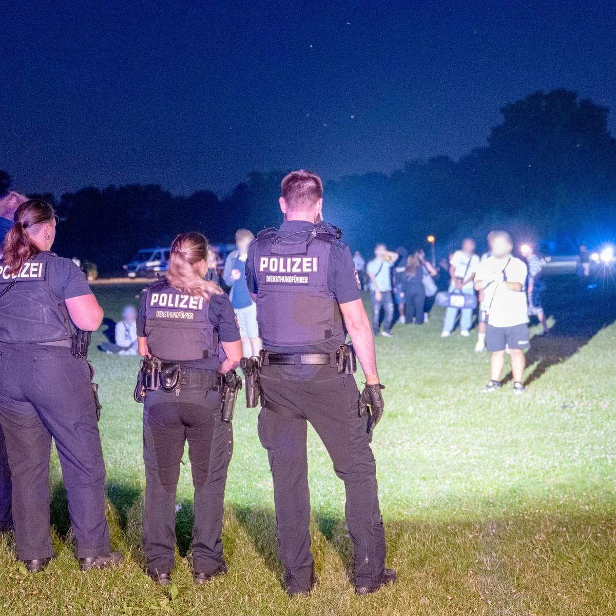 Einsatzkräfte der Polizei und Jugendliche stehen sich im Hamburger Stadtpark gegenüber.  - Foto: Rene Schröder/NEWS5/dpa
