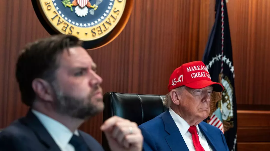 US-Präsident Donald Trump hat die Atomanlagen des Irans bombardieren lassen. Das wirft die Frage auf, ob der Konflikt jetzt eskalieren könnte.  - Bild: -/The White House via AP/dpa