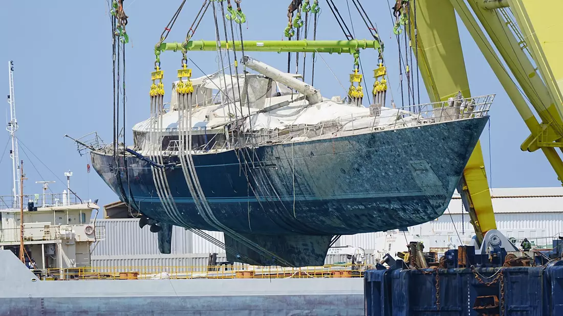 Nach zehn Monaten wurde die Luxusyacht aus dem Wasser gehoben und zum Hafen von Termini Imerese gebracht. - Bild: Peter Byrne/PA Wire/dpa