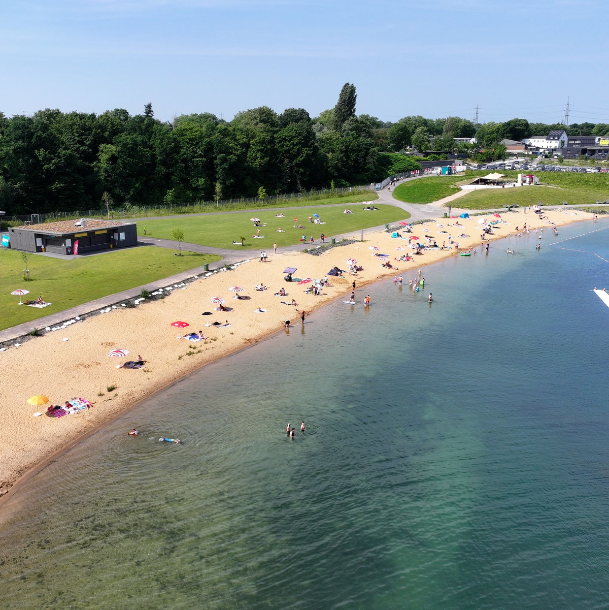 Ein dreijähriger Junge starb nach einem Badeunfall im Rather See in Köln. (Archivfoto) - Foto: Sascha Thelen/dpa