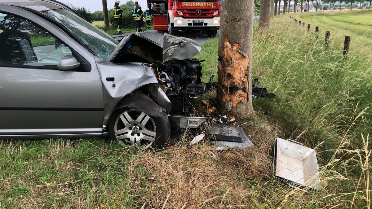 FW-KLE: Auslaufende Betriebsstoffe nach Verkehrsunfall - Foto: presseportal.de