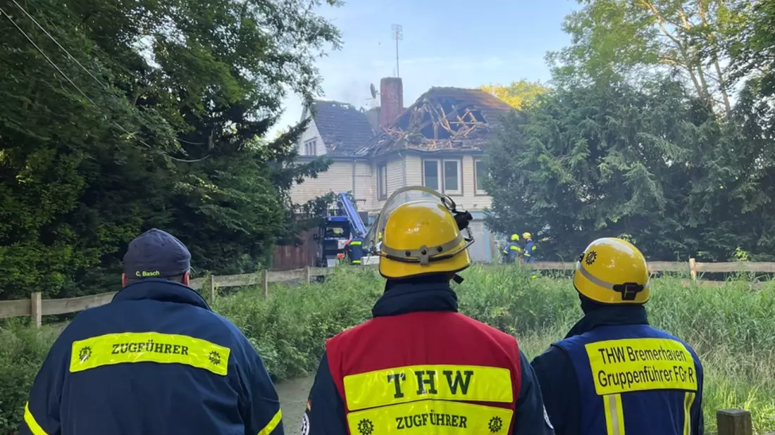 FW Bremerhaven: Bootshaus Speckenbüttel brennt - Einsatzkräfte der Feuerwehr und Hilfsorganisationen im Einsatz - Bild: presseportal.de