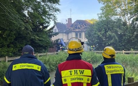FW Bremerhaven: Bootshaus Speckenbüttel brennt - Einsatzkräfte der Feuerwehr und Hilfsorganisationen im Einsatz - Foto: presseportal.de FW Bremerhaven: Bootshaus Speckenbüttel brennt - Einsatzkräfte der Feuerwehr und Hilfsorganisationen im Einsatz - Foto: presseportal.de