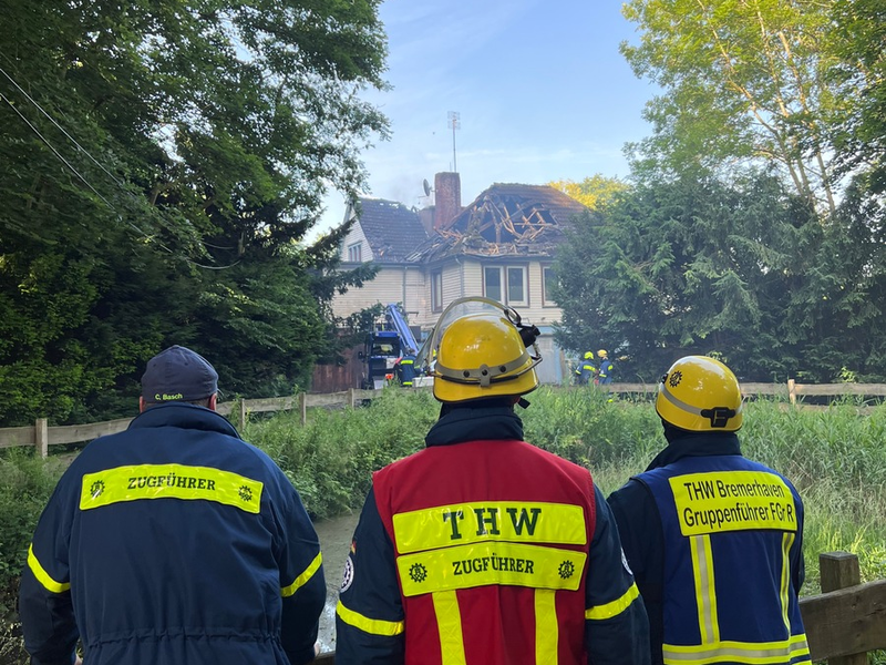 FW Bremerhaven: Bootshaus Speckenbüttel brennt - Einsatzkräfte der Feuerwehr und Hilfsorganisationen im Einsatz - Foto: presseportal.de