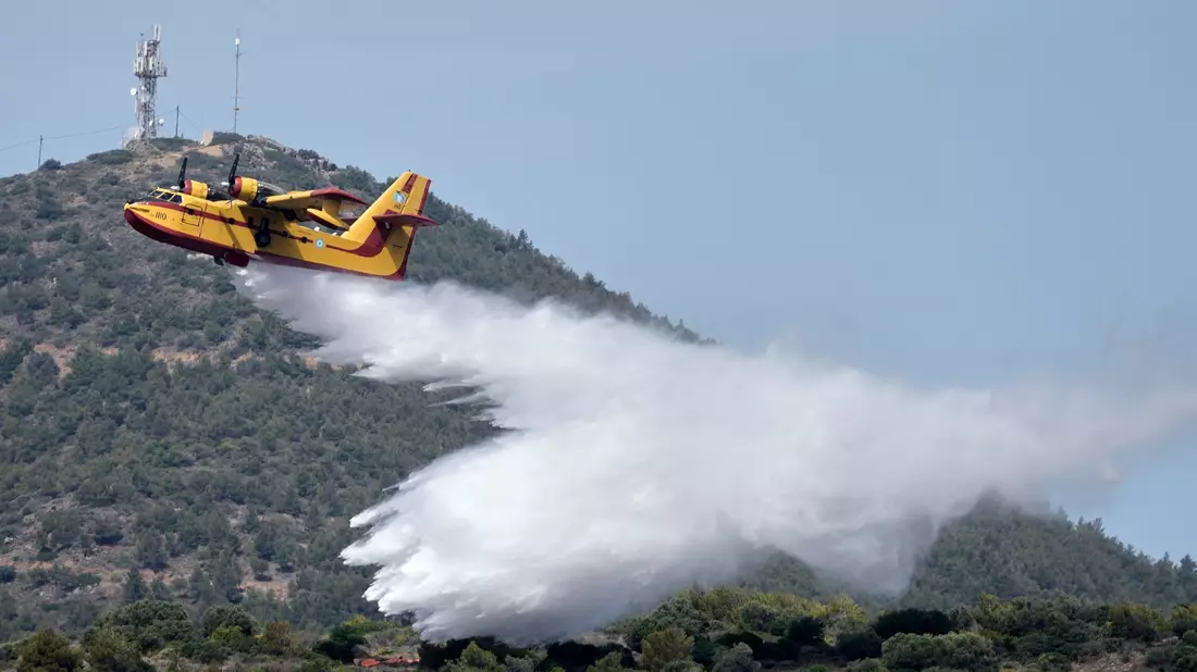 Feuer sind in den Sommermonaten auf Griechenland nicht ungewöhnlich. Bei den derzeitigen Bränden auf der Insel Chios vermuten die Behörden Brandstiftung. (Symbolfoto) - Bild: Thanassis Stavrakis/AP/dpa
