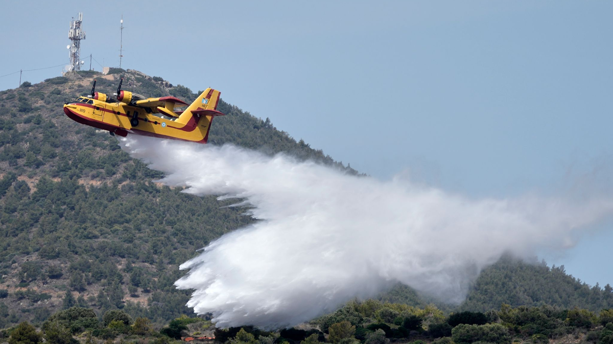Feuer sind in den Sommermonaten auf Griechenland nicht ungewöhnlich. Bei den derzeitigen Bränden auf der Insel Chios vermuten die Behörden Brandstiftung. (Symbolfoto) - Foto: Thanassis Stavrakis/AP/dpa