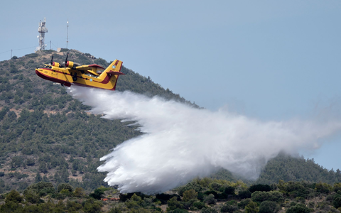 Löschflugzeuge sind weiterhin unterwegs. (Archivbild) - Foto: Thanassis Stavrakis/AP/dpa Löschflugzeuge sind weiterhin unterwegs. (Archivbild) - Foto: Thanassis Stavrakis/AP/dpa