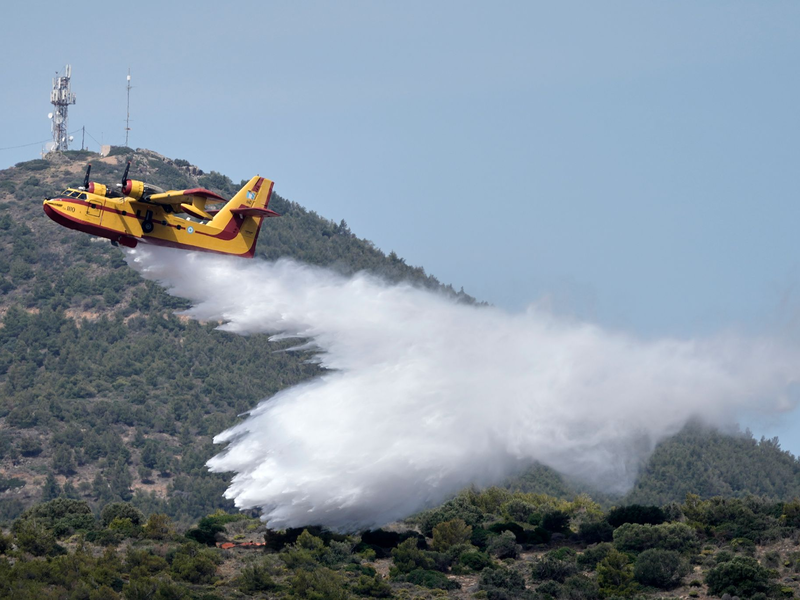 Löschflugzeuge sind weiterhin unterwegs. (Archivbild) - Foto: Thanassis Stavrakis/AP/dpa