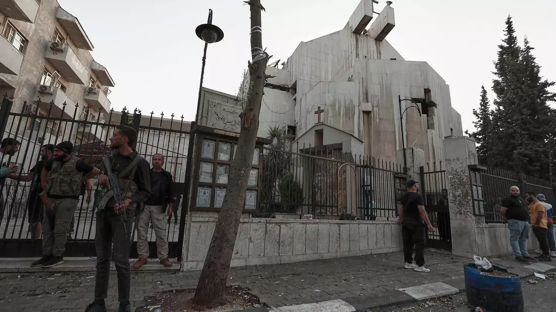 Nach Darstellung des syrischen Innenministeriums drang der Attentäter unter Abgabe von Schüssen in die Kirche im Christenviertel Al-Duwaila ein. - Bild: Omar Sanadiki/AP/dpa