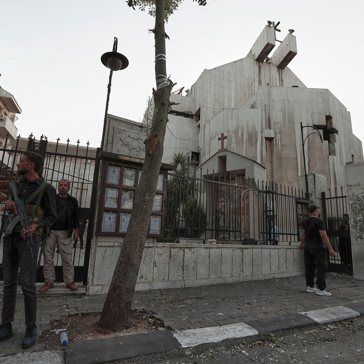 Nach Darstellung des syrischen Innenministeriums drang der Attentäter unter Abgabe von Schüssen in die Kirche im Christenviertel Al-Duwaila ein. - Foto: Omar Sanadiki/AP/dpa