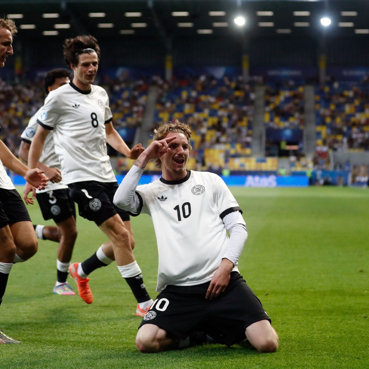 Rudi Völler (M) tippt auf einen Sieg gegen England. - Foto: Branislav Racko/dpa