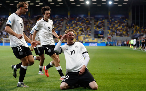 Rudi Völler (M) tippt auf einen Sieg gegen England. - Foto: Branislav Racko/dpa