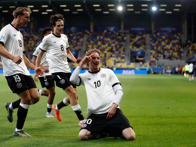 Rudi Völler (M) tippt auf einen Sieg gegen England. - Foto: Branislav Racko/dpa