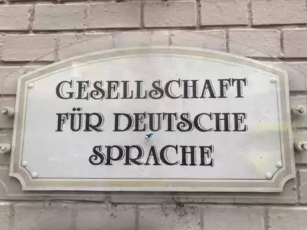 Die Sprachwissenschaftler der Gesellschaft für deutsche Sprache beraten Standesämter, ob ein Vorname eingetragen werden kann oder nicht. (Archivbild) - Foto: Jens Albes/dpa