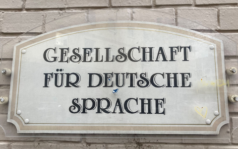 Die Sprachwissenschaftler der Gesellschaft für deutsche Sprache beraten Standesämter, ob ein Vorname eingetragen werden kann oder nicht. (Archivbild) - Foto: Jens Albes/dpa