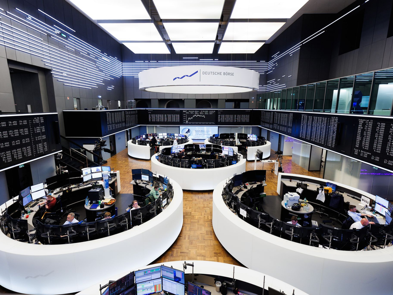 Die Aktienmärkte bieten in diesem Jahr ein ungewohntes Bild: In Europa geht es schneller aufwärts als in den USA. (Symbolbild) - Foto: Lando Hass/dpa