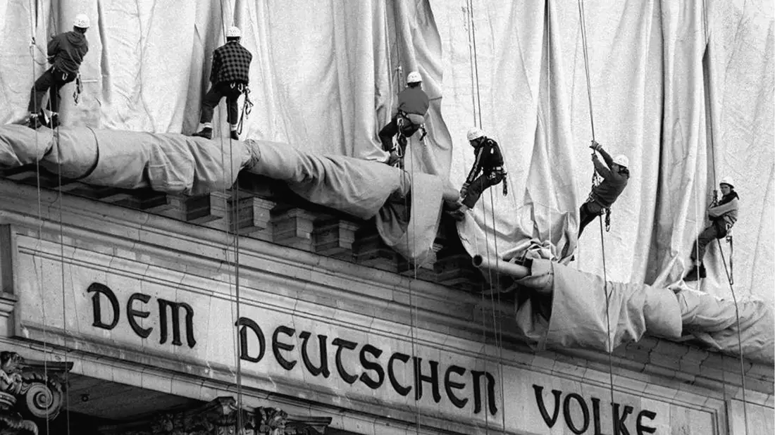 Vom 24. Juni bis zum 7. Juli 1995 verschwand das Gebäude unter 100.000 Quadratmetern silbrig schimmernden Stoffs.  - Bild: Wolfgang Kumm/dpa