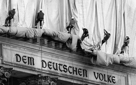 Vom 24. Juni bis zum 7. Juli 1995 verschwand das Gebäude unter 100.000 Quadratmetern silbrig schimmernden Stoffs.  - Foto: Wolfgang Kumm/dpa