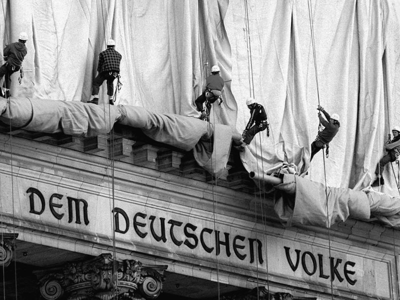 Vom 24. Juni bis zum 7. Juli 1995 verschwand das Gebäude unter 100.000 Quadratmetern silbrig schimmernden Stoffs.  - Foto: Wolfgang Kumm/dpa