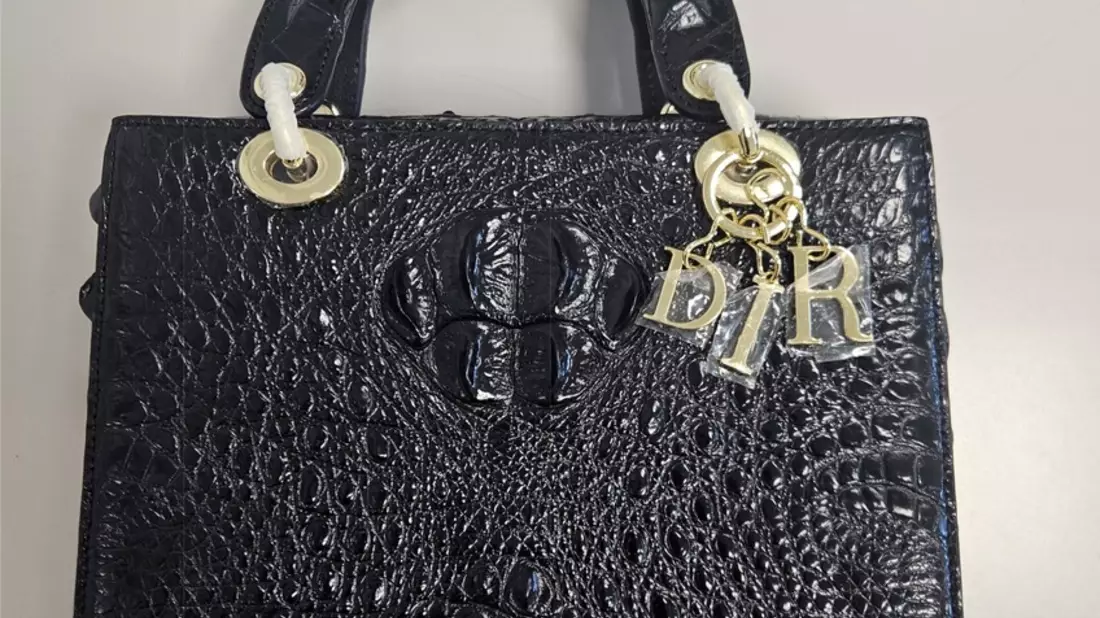 HZA-OS: Osnabrücker Zoll stoppt die Einfuhr einer Handtasche aus Krokodilleder - Bild: presseportal.de