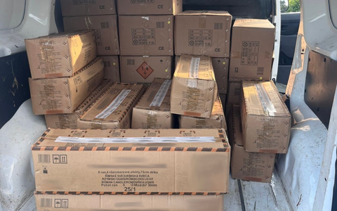 HZA-P: Potsdamer Zoll zieht über eine halbe Tonne Pyrotechnik auf der A 10 aus dem Verkehr / Zoll warnt vor Gefahr für die öffentliche Sicherheit - Foto: presseportal.de