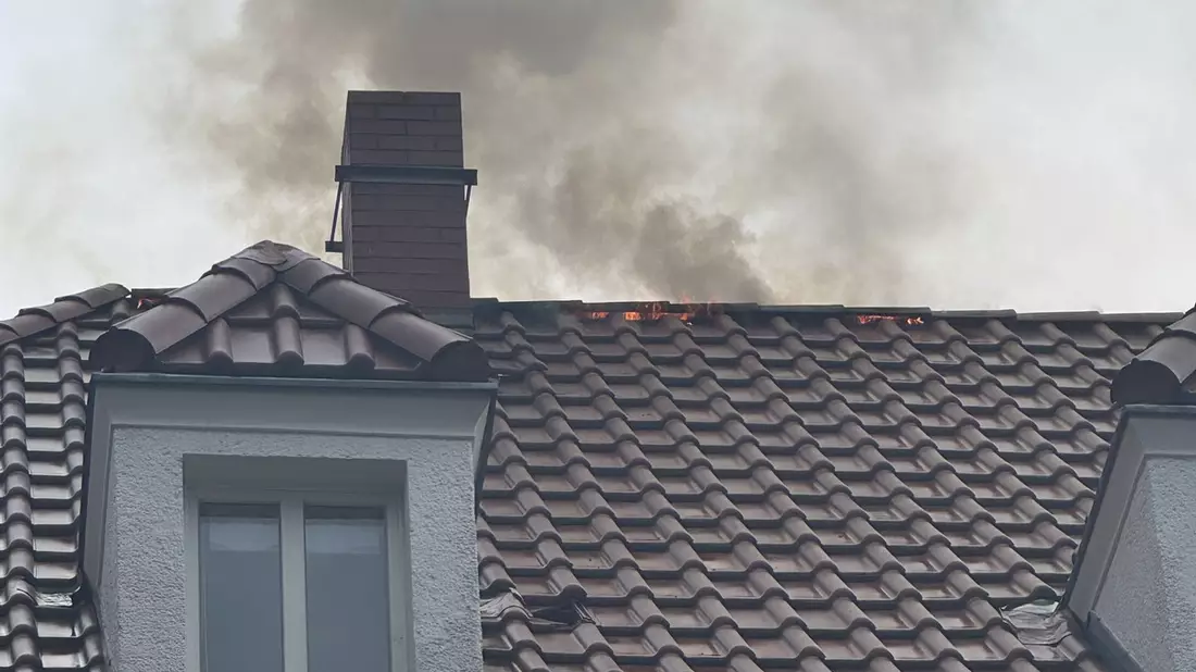 FW Dresden: Dachstuhl- und Garagenbrand fordern Einsatz der Feuerwehr - Bild: presseportal.de