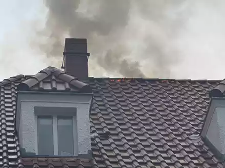 FW Dresden: Dachstuhl- und Garagenbrand fordern Einsatz der Feuerwehr - Foto: presseportal.de