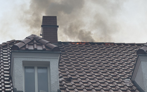 FW Dresden: Dachstuhl- und Garagenbrand fordern Einsatz der Feuerwehr - Foto: presseportal.de