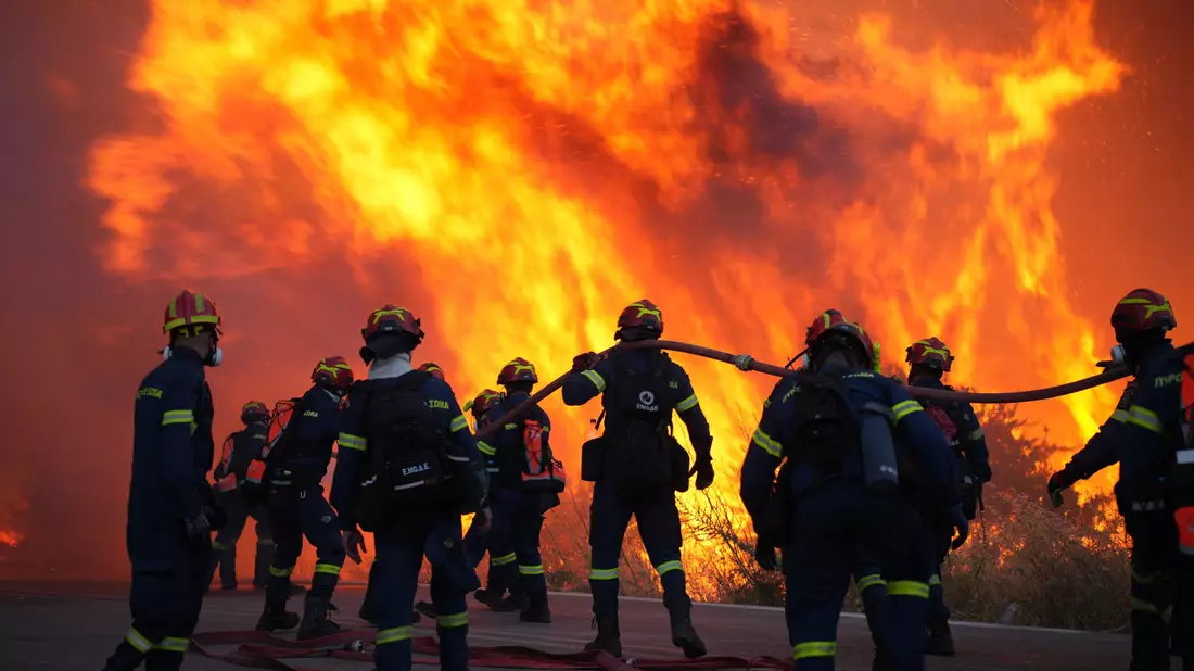Die Feuerwehr ist auf der griechischen Insel Chios im Einsatz. - Bild: Pantelis Fykaris/Politischios.gr via AP/dpa