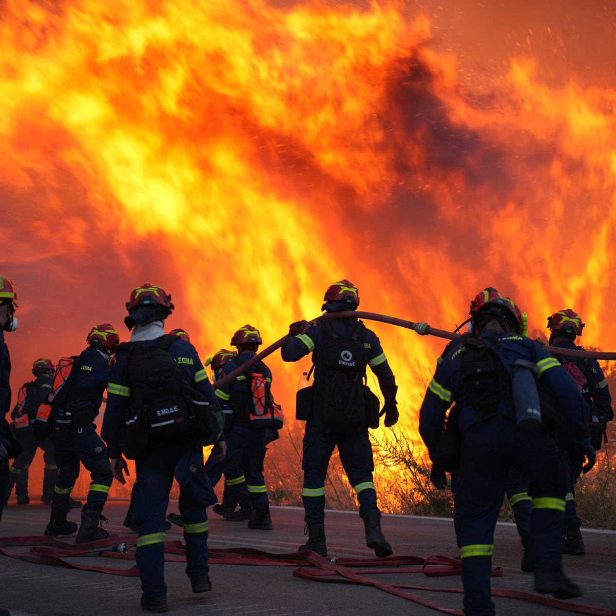 Der Kampf gegen die Flammen läuft den dritten Tag in Folge. - Foto: Pantelis Fykaris/Politischios.gr via AP/dpa