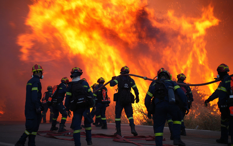Die Feuerwehr ist auf der griechischen Insel Chios im Einsatz. - Foto: Pantelis Fykaris/Politischios.gr via AP/dpa