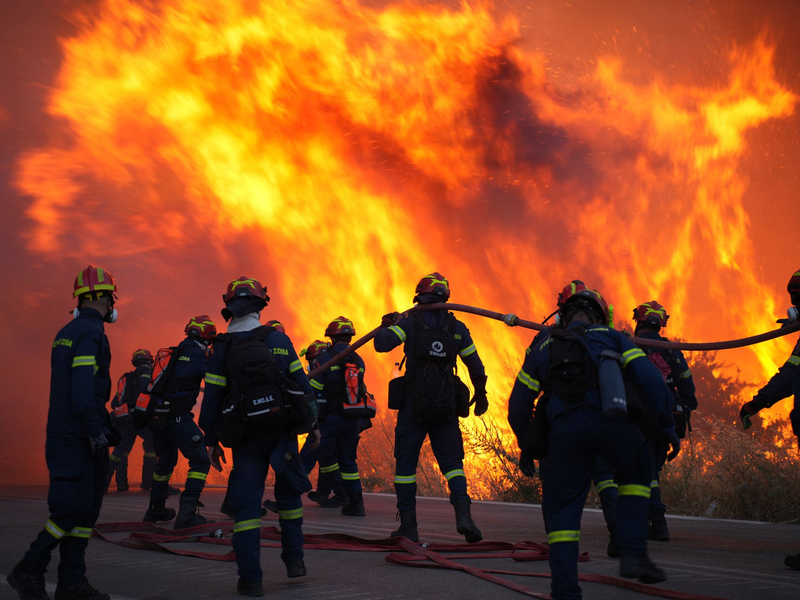 Die Feuerwehr ist auf der griechischen Insel Chios im Einsatz. - Foto: Pantelis Fykaris/Politischios.gr via AP/dpa