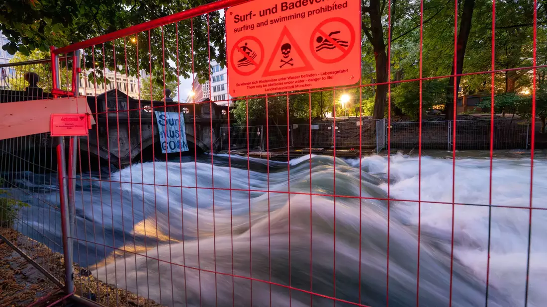 Die Ermittlungen zum Unfalltod einer Surferin auf der Münchner Eisbach-Welle sind abgeschlossen. (Archivbild) - Bild: Peter Kneffel/dpa