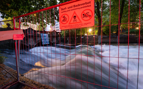 Die Ermittlungen zum Unfalltod einer Surferin auf der Münchner Eisbach-Welle sind abgeschlossen. (Archivbild) - Foto: Peter Kneffel/dpa