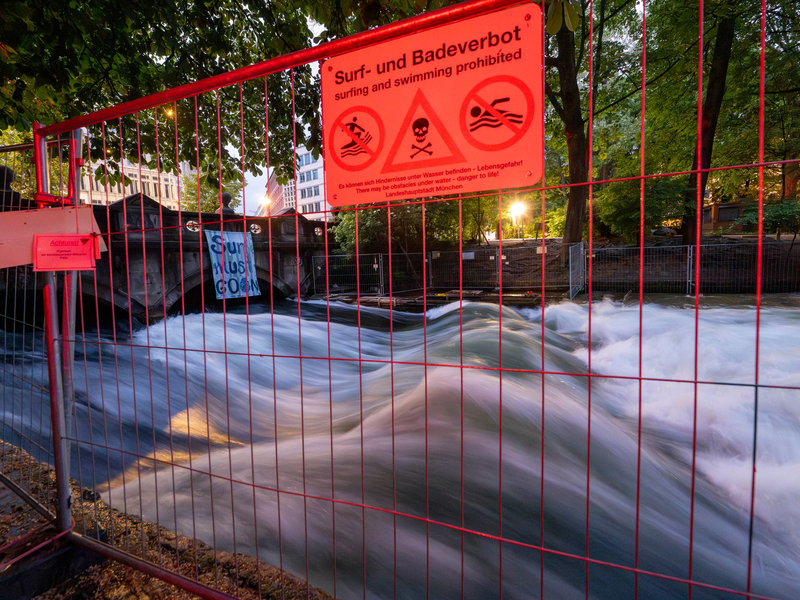 Die Ermittlungen zum Unfalltod einer Surferin auf der Münchner Eisbach-Welle sind abgeschlossen. (Archivbild) - Foto: Peter Kneffel/dpa