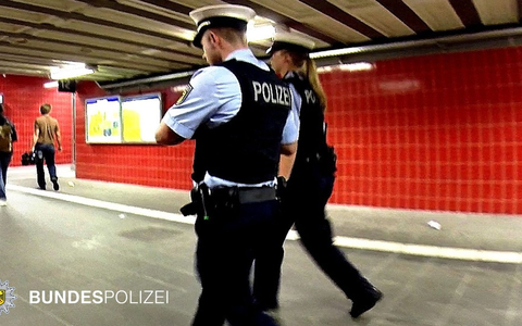 Bundespolizeidirektion München: Alkoholisierter griff Beamte an und verletzt einen 31-jährigen Bundespolizisten - Foto: presseportal.de