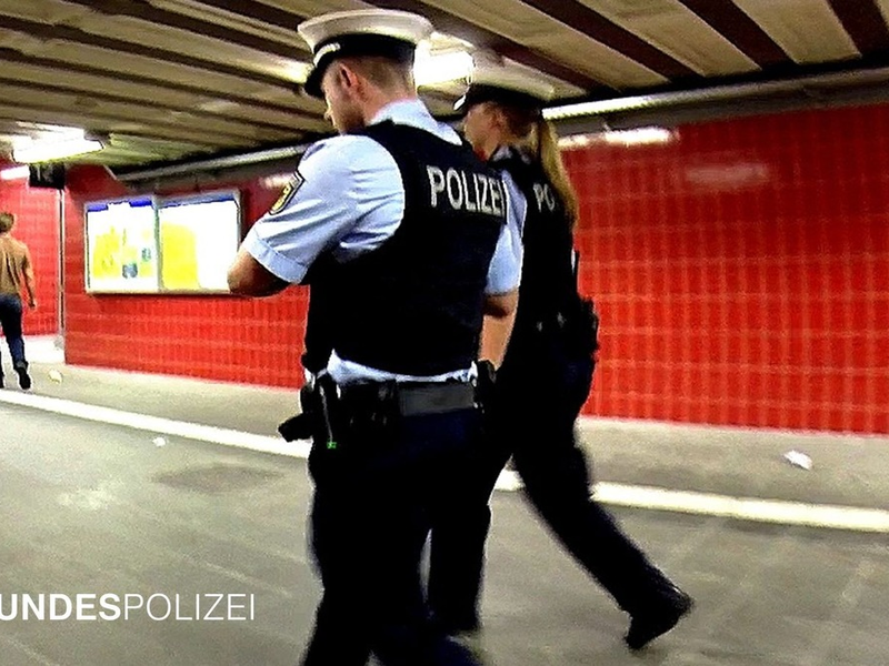 Bundespolizeidirektion München: Alkoholisierter griff Beamte an und verletzt einen 31-jährigen Bundespolizisten - Foto: presseportal.de