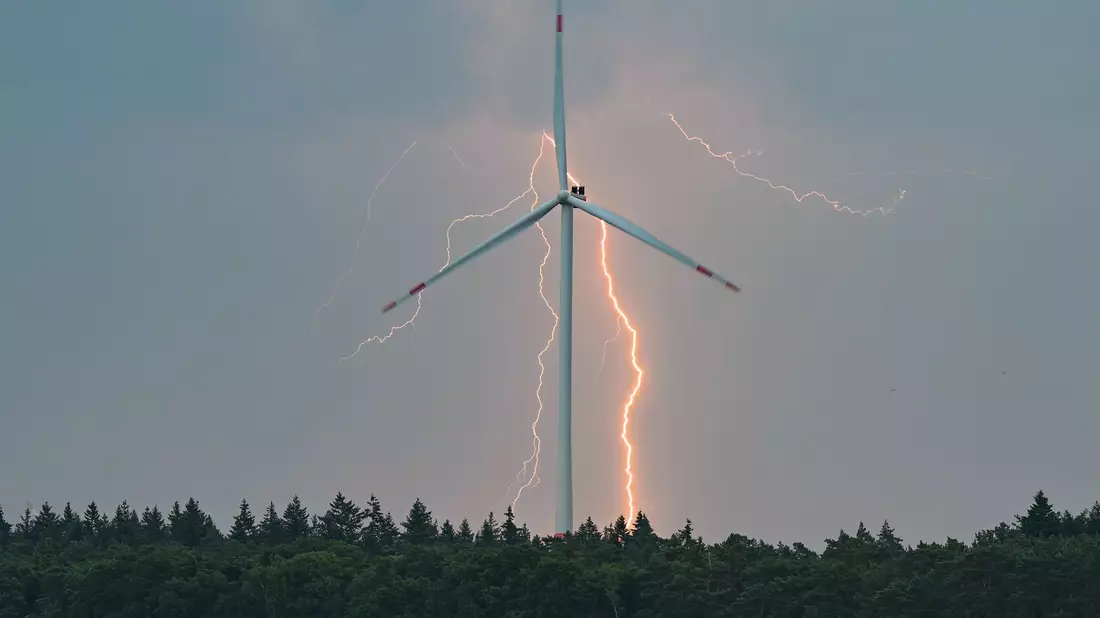 Die Gefahr neuer Gewitter steigt insbesondere ab Mittwochabend. - Bild: Patrick Pleul/dpa
