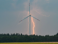 Gewitter treten in den kommenden Tagen in Deutschland immer wieder mal auf. (Archivbild) - Foto: Patrick Pleul/dpa