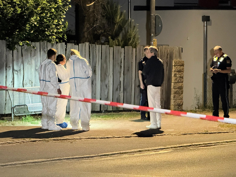 Die Spurensicherung untersucht den Tatort. - Foto: Goppelt/Vifogra /dpa