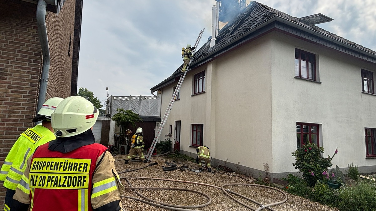 Feuerwehr Goch: Dachstuhlbrand nach Blitzeinschlag - Foto: presseportal.de